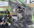 Bild: PI NEW
Der Traktor bei der Ablöschung durch die Feuerwehren.