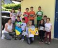 Bild: soj
Die Vorschulkinder übergaben mit Kinderhausleiterin Bianca Kastner (links) ihre Spende von 270 Euro an Valerie Pausch (vorne, Mitte).