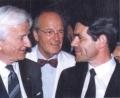 Bild: Traumfabrik/exb
Deutschland präsentierte sich auf der Expo 1992 in Sevilla. Nach den Veranstaltungen gratulierte Bundespräsident Richard von Weizsäcker (links) dem Regensburger Traumfabrik-Chef Rainer Pawelke (rechts). Zwischen beiden der Leiter des deutschen Pavillons bei der Expo, Hans-Gerd Neglein.
