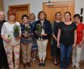 Bild: dob
Ulrike Gösl (Dritte von rechts), Elisabeth Bojer (Vierte von rechts) und Angelika Ertl (rechts) bilden das Dreigestirn des Katholischen Frauenbunds Roggenstein. Diözesanvorsitzende Martha Bauer (Vierte von links) und Pfarrer Gerhard Schmidt (links) freuen sich über das Engagement.