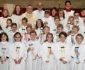 Bild: sche
24 junge Christen der Pfarrgemeinde Aschach-Raigering durften zum ersten Mal die Kommunion empfangen . Hinten im Bild die Ministranten, Pfarrer Eduard Kroher und Gemeindereferent Anton Rauch.