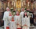Bild: rha
Wechsel an der Ministranten-Spitze in der Vilsecker Pfarrei St. Ägidius: Diakon Dieter Gerstacker (links) und Pfarrvikar Pater Jimmy Joseph verabschieden Oberministrantin Mona Kreuzer (links) und ihre Schwester Ina Kreuzer (Mitte). Neue Ministranten-Chefin ist Marie Schöpf (rechts). Vorne Ministrant Kilian Ziegler.