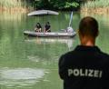 Bild: Daniel Vogl/dpa
Ein Polizeiboot sucht per Sonar den Blässhuhnsee nach der vermissten 28-jährigen ab.