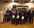 Bild: ror
Die Muglhofer Feuerwehr zeichnet (sitzend, von links) Franz Voith, Rudi Kreis und Ludwig Zielbauer für 40 Jahre aktiven Feuerwehrdienst aus. Die neuen Kommandanten sind Markus Balk (Fünfter von rechts) und daneben Thomas Balk (Achter von rechts).