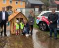 Bild: mez
Kirchenpfleger Alois Melzner und Geschäftsführer Liborius Gräßmann freuten sich mit zwei Kindern des Kinderhauses sowie der Leiterin der Kinderkrippe, Isabelle Striegl, und Kinderhaus-Leiterin Sabina Lehmann über die kleine Räuberhütte ebenso wie Bürgermeister Thomas Kaufmann und Geschäftsführer Thomas Löw (von links).