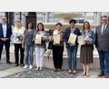 Bild: Klaus Schuster
Urkunden, Ehrennadeln und Obstschalen gab es für zahlreiche Jubilare des Obst- und Gartenbauvereins. Das Bild zeigt von links Bürgermeister Bernd Sommer, Renate Riedl, Birgit Kleber, Gabriele Treml-Laubert, Wilma Lindner, Beatrix Rustler, Christine Böhm und Vorsitzenden Klaus Schuster