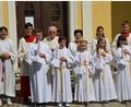 Bild: dob
Fünf Kinder feiern in der Pfarrei St. Erhard in Roggenstein mit Pfarrer Gerhard Schmidt ihren Erstkommuniontag.