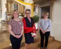 Bild: Malteser/exb
Susanne Wagner (links) und Elke Lauterbach (rechts) dankten Adelheid Baronin von Gemmingen für die stete Unterstützung