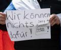 Bild: Boris Roessler/dpa
„Wir können nichts dafür - Stop den Russen-Hass“ steht auf dem Schild eines Mannes, der an einer prorussischen Kundgebung teilnimmt.