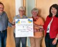 Bild: hai
Der katholische Frauenbund Mockersdorf übergibt stellvertretenden Bürgermeister Rudi Heier (links) 1000 Euro, die ukrainischen Flüchtlingen zugute kommen sollen.
