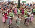 Bild: gmü
Die "Kirwakids" des Kirwavereins Weiherhammer haben die ersten Lehrjahre in Sachen Kirwatanz hinter sich. Was sie schon können, zeigen sie vor großem Publikum beim Jubiläum.