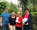 Bild: exb
Von der Selbsthilfegruppe krebskranker Kinder haben 2. Vorsitzender Marco Kind (von links) und 1. Vorsitzende Petra Waldhauser einen Schulroboter an Dr. Chara Gravou-Apostolatou und Karin Büttner von der Kinder Onkologie-Palliativstation in Erlangen übergeben.