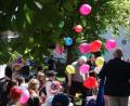 Bild: Kunz
Mit bunten Luftballons begrüßen die Kleinen des Kindergartens Lorenz Werthmann Stadtpfarrer Gottfried Schubach und Siedler-Chef Wolfgang Pausch.