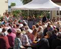 Bild: wmi
Viele Besucher waren bereits beim Gottesdienst vor der Pfarrkirche versammelt.