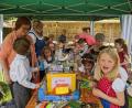 Bild: kwl
Von den Kindern dicht umlagert ist die Spiele-Ecke im Felixgarten. Der geräumige Klosterhof ist beim weltlichen Part des Felixfestes brechend voll. Strahlender Sonnenschein begleitet die vielen Besucher.