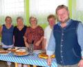 Bild: sm
Ortsvorsitzender Dominik Baschnagel (rechts) organisierte mit seinem Team zum 75-jährigen Gründungsfest des CSU-Ortverbandes ein Gartenfest. Große Nachfrage gab es dabei natürlich am Kuchenbüfett.