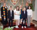 Bild: wgw
Vier Christen feierten in Schwarzenfeld Konfirmation. Das Bild zeigt (von links) Pfarrerin Heidi Gentzwein, Jonathan Kraus, Celine Benoist, Edeltraud Ziegler, Tim Oefner, Roland Willecke und Erik Haas.