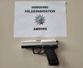 Bild: Verkehrspolizei Amberg/exb
Mit dieser sehr echt aussehenden Pistole haben die Jugendlichen herumgespielt.