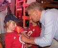 Bild: Hirsch
Klaus Augenthaler gab in Guteneck fleißig Autogramme.