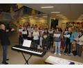 Bild: kro
Der Kammerchor der Kreismusikschule Tirschenreuth (hier bei einer Probe) sucht weitere Sänger und Sängerinnen. Links Chorleiter Helmut Burkhardt.