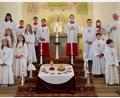Bild: Alois Schröpf/exb
Gemeinsam treten sie an den Alter, die Erstkommunionkinder der Pfarrei St. Johannes.
