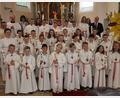 Bild: kro
21 Jungen und Mädchen empfingen am Sonntag in Hohenthan die Erstkommunion. Unser Bild zeigt die Erstkommunikanten mit Stadtpfarrer Konrad Amschl, Pastoralreferentin Maria Wagner den beiden Lehrerinnen, den Ministranten und weiteren Helfern der Pfarreiengemeinschaft.