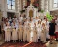 Bild: hir
Mit den 16 Kindern der ersten Gruppe freuen sich Pfarrer Georg Parampilthadathil (hinten, Fünfter von links), Pastroalreferent Andreas Hartung (hinten, Vierter von links), Religionslehrerin Reinhilde Bodensteiner (Dritte von links), Schulleiterin Silke Schmid (links) und Klassenleiterin Julia Konrad (Zweite von rechts) über die erste Heilige Kommunion