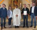 Bild: pi
Mit einer Urkunde und einem Geschenk bedanken sich Pfarrer Pater John Subash Vincent (Mitte) und Bernhard Lang (rechts) bei Georg Sauer (Zweiter von rechts). Günter Götz war zur Verabschiedung verhindert.