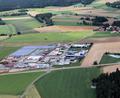 Archivbild: Alois Köppl
Über dem jetzigen Gewerbegebiet soll dieses erweitert werden. Auf der Fläche zwischen dem Gewerbegebiet und dem Ortsteil Hof (im Bild oben rechts) soll zudem eine PV-Anlage entstehen. Dagegen will die Bürgerinitiative "Hof plus" mit einem Bürgerentscheid vorgehen.
