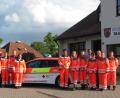 Bild: sei
Philipp Mangold (Fünfter von links), Leiter der HVO-Gruppe, und seine Stellvertreterin Carmen Stubenvoll (Sechste von links) freuen sich mit ihrer ganzen Truppe über das neue Einsatzfahrzeug.