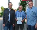 Bild: dob
Josef Beierl aus Obernankau (Mitte) hält seit 50 Jahren treu zum CSU-Ortsverband Oberlind. Aus diesem Grund wird er in der Jahreshauptversammlung von Ortsvorsitzendem Florian Meißner (links) und dessen Stellvertreter Johann Bayerl (rechts) geehrt.