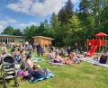 Bild: adj
Im Garten des Kindergartens Regenbogenland machten es sich die Familien bequem.