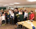 Bild: Susanne Forster
Olena Kunitsyna (mit Blumen in der Hand) ist mit ihrer Familie aus der Ukraine geflohen. Nun gibt sie ukrainischen Kindern an der Mitterteicher Mittelschule Deutsch-Unterricht. Bürgermeister Stefan Grillmeier, Grundschulleiterin Petra Andritzky (Vierte von rechts), Mittelschulleiterin Gisela Kastner (Fünfte von rechts), Grundschul-Religionslehrerin Sabine Schiml (Zweite von rechts) und Mittelschullehrerin Brigitte Pfennig (rechts) dankten der 40-Jährigen dafür.