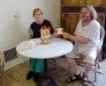 Bild: gac
Jürgen Hellmann (rechts) überreicht Hannelore Dorner, Vorsitzende des Fördervereins der Stadtbibliothek Sulzbach-Rosenberg, den Inhalt der Spendenbüchse für sein Drachenbuch - immerhin 500 Euro.
