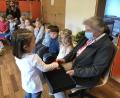 Bild: cro
Christa Säckl (rechts) bekommt von den Kindergartenkinder eine große Schachtel mit ganz persönlichen Herzenswünschen überreicht.