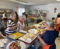 Bild: aub
Beim "Tag der offenen Tür" der Tafel Nabburg galt die Aufmerksamkeit der Mitarbeiter ganz den interessierten Besuchern: Neben vielen informativen Gesprächen gab es auch eine große Auswahl an gespendeten Kuchen und Torten – alles natürlich zur Unterstützung der Hilfsorganisation.