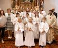 Bild: Katharinna Luber/exb
Die Erstkommunionkinder der Pfarreingemeinschaft Wurz/Püchersreuth mit Pater Antony, Pfarrgemeinderatssprecher Wolfgang Dobler, Angelika Luber und F. Förter.