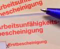 Symbolbild: Patrick Pleul/zb/dpa
Eine gefälschte Arbeitsunfähigkeitsbescheinigung bringt einen 27-Jährigen vor Gericht