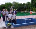 Bild: bkr
Metallbauer Martin Schmidt, Schwimmmeister Kai Wolf, Projektionsleiter Christoph Brand, Geschäftsführer Günther Strobel, von der Firma Markgraf Alexander Holzmüller und Florian Praller (hinten von links) sowie Tim Lautner und Tobias Müller, zwei der sieben Azubis der Projektgruppe, freuten sich über das gelungene Werk.