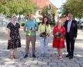 Bild: Stadt Tirschenreuth/exb
Michael Dörfler ist neuer Bauhof-Leiter (Zweiter von links), ebenfalls neu sind Andrea Stich (Mitte) im Stadtbauamt und Karin Barth (Zweite von rechts) als Leiterin der Tourist-Info. Franz Stahl (rechts) und Rebecca Keck (links) hießen die Drei in ihren neuen Posten willkommen.