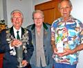 Bild: R. Kreuzer
Schützenmeisterin Sieglinde Nordgauer (Mitte) überreicht dem alten und neuen Schützenkönig Erwin Rößler (links) Königskette und Siegerpokal. Vizekönig wurde Günter Christian.