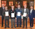 Bild: hcz
Oberbürgermeister Jens Meyer (rechts) und Bürgermeister Lothar Höher (links) zeichnen verdiente Mitstreiter von BRK und THW aus. Hermann Papacek sowie BRK-Kreisbereitschaftsleiter Thomas Rauch (Zweiter und Dritter von links) nehmen die Ehrung stellvertretend für Michael Papacek und Hubert Prölß entgegen., daneben Stefan Duschner und Hugo Diehl.