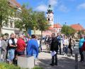 Bild: Stadt Tirschenreuth/exb
Die Führung mit Bürgermeister Franz Stahl (vorne, mit weißem Blatt in der Hand) begann auf dem bereits vor 15 Jahren neu gestalteten Marktplatz der Kreisstadt.