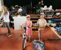 Bild: gz
Begeistert testet die sechsjährige Kathleen ein Fahrrad. Ihre achtjährige Schwester Annabelle Höreth interessiert sich für Roller Skates.