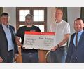 Bild: rgr
Georg Hösl (rechts), Vorstand der Vereinigten Sparkassen Eschenbach-Neustadt-Vohenstrauß, freut sich, dass mit den Spendengeldern des Bankinstituts Vereine aus der Region unterstützt werden. Mit im Bild (von links): Bürgermeister Edgar Knobloch, Florian Danninger von der Theatergruppe und Andreas Greiner von der Kolpingsfamilie.