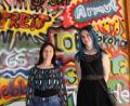 Bild: ads
Schülerinnen wurden zu Künstlerinnen. In diesem Fall Nina Brandl (links) und Kim Bedrunka. Sie stehen vor den Graffiti, die nun das Foyer der Erlöserkirche in Amberg zieren.