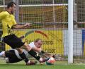 Bild: Büttner
Grafenwöhrs Torhüter Rene Wächter hielt seine Mannschaft in der zweiten Halbzeit mit starken Paraden im Spiel. In dieser Szene vereitelt er eine Doppelchance des Burglengenfelder Angreifers Dominik Mandula.