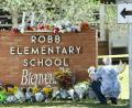 Bild: Bob Daemmrich/ZUMA/dpa
Ein Anwohner legt Blumen vor der Robb-Grundschule im Süden der Stadt Uvalde ab.