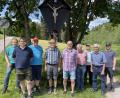 Bild: hir
Hans und Thomas Scharf Präfekt Hans Leipold, Präfekt Alois Kleierl, Otto Bernklau, Präfekt Anton Richthammer, Ludwig Raß, Jakob Mutzbauer und Tobias Raß (von links nach rechts) haben das Flurkreuz in Ziegelhäuser einer umfassenden Sanierung unterzogen.