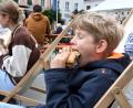 Bild: Gabi Schönberger
Endlich schmeckt's wieder: Ein Junge beißt beim Street ‘n‘ Food Festival in seinen Burger.